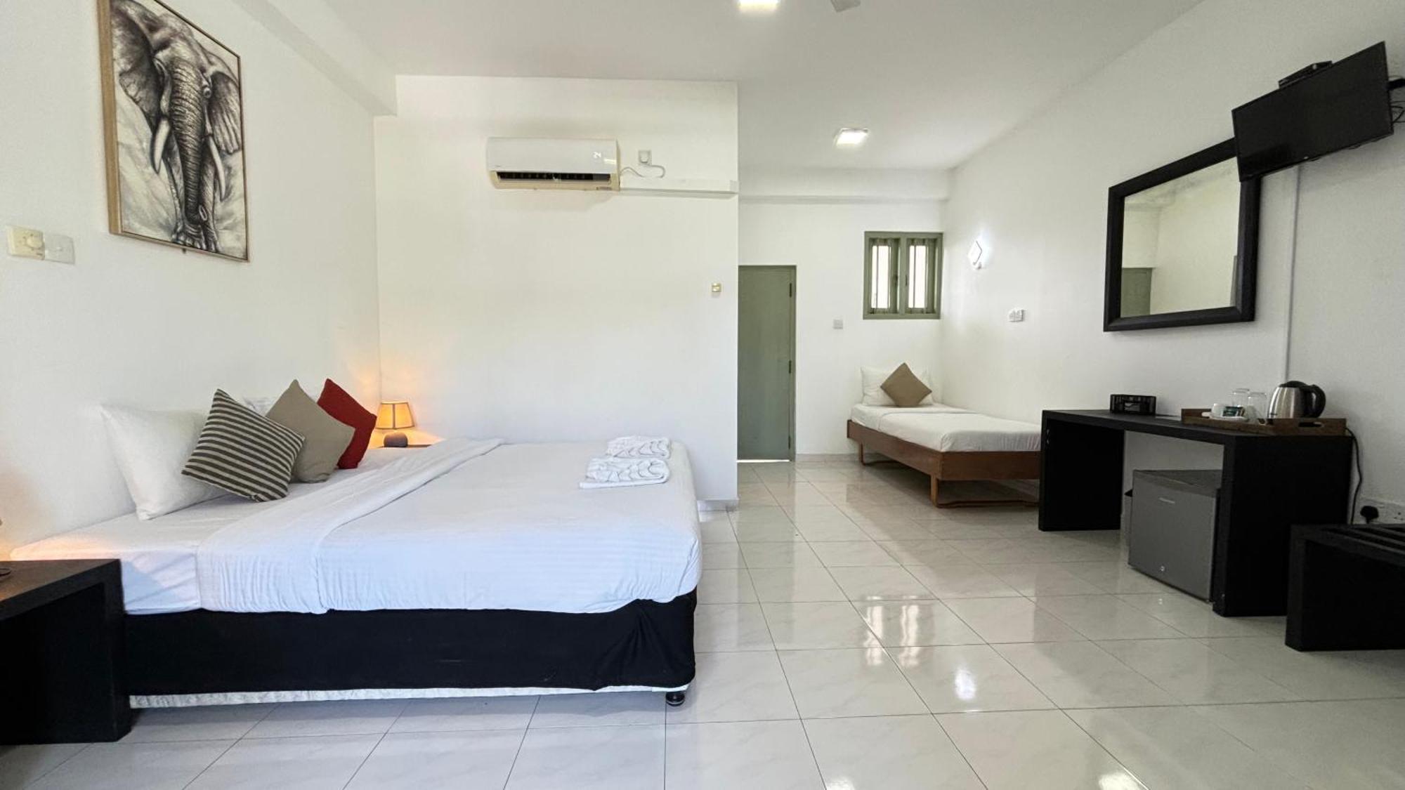 Chill Hill Hikkaduwa Hotel Exterior photo